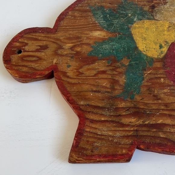 Vintage wood pig cutting board folk art painted red strawberries grapes - Picture 6 of 15